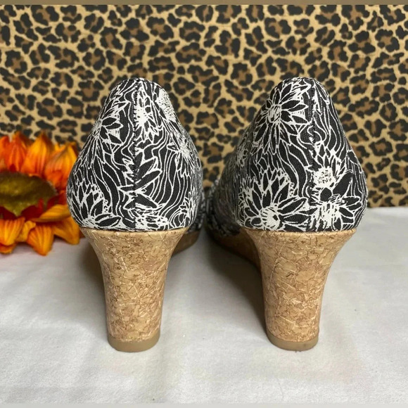 🦋B2G1🦋DEXFLEX COMFORT Black/White Floral Open Toe Wedge | 9 | - Picture 4 of 8
